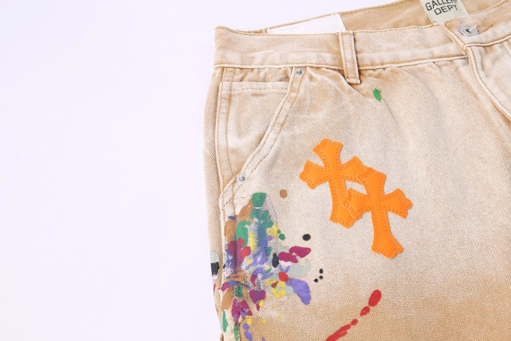 P250 Style No.: H888 GALLERY DEPT. & 𝐂𝐡𝐫𝐨𝐦𝐞 𝐇𝐞𝐚𝐫𝐭 Croxin co-branded ss25 wood splash ink hand-painted stitching multi-pocket bootcut jeans. Styles with different washed textures are very friendly to people with thin legs. The bootcut style perfectly modifies the leg shape. The timeless and moderate length makes it easy to match and match. It is the basis for various styles and is a must-have in your wardrobe! The fabric is stiff but also makes the upper body soft without losing texture. The washing process is even more perfect. It is a must-have item for everyone! ! ! Washed wheat, tag, pants label, three labels complete Color: Khaki Size: 28-30-32-34-36